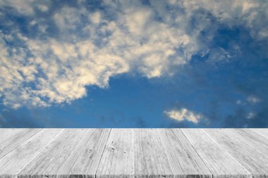 Mavi gökyüzü bulut ile ahşap Teras