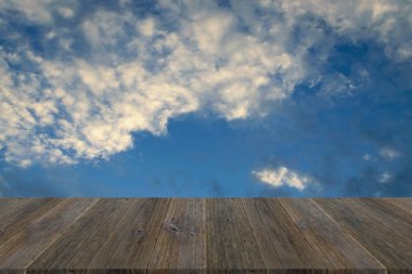 Mavi gökyüzü bulut ile ahşap Teras