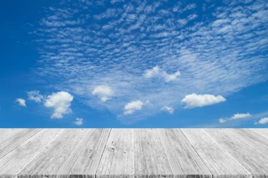 Mavi gökyüzü bulut ile ahşap Teras
