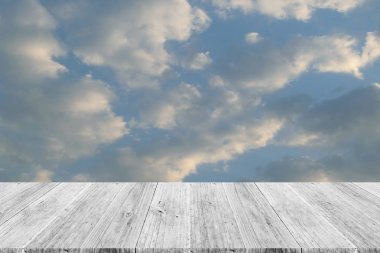 Mavi gökyüzü bulut ile ahşap Teras