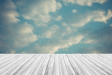 Mavi gökyüzü bulut ile ahşap Teras, vintage tarzı sürecinde