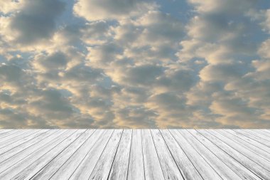 Kızıl gökyüzü bulut ile Ahşap Teras