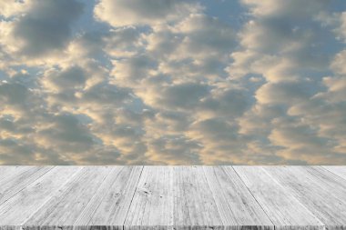 Kızıl gökyüzü bulut ile Ahşap Teras