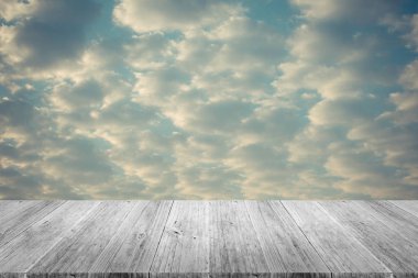 Kızıl gökyüzü bulut ile Ahşap Teras, vintage tarzı sürecinde