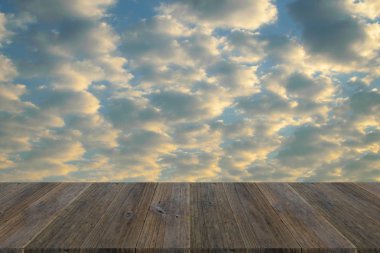 Kızıl gökyüzü bulut ile Ahşap Teras