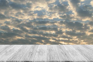 Kızıl gökyüzü bulut ile Ahşap Teras