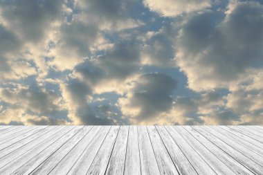 Mavi gökyüzü bulut ile ahşap Teras
