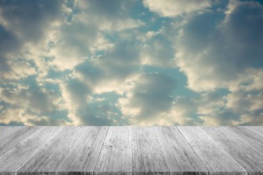 Mavi gökyüzü bulut ile ahşap Teras, vintage tarzı sürecinde