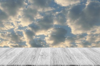 Mavi gökyüzü bulut ile ahşap Teras