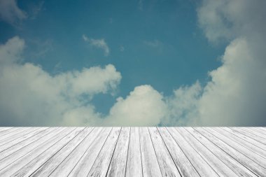 Mavi gökyüzü bulut ile ahşap Teras, vintage tarzı sürecinde