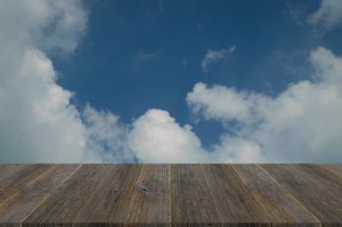 Mavi gökyüzü bulut ile ahşap Teras