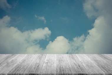 Mavi gökyüzü bulut ile ahşap Teras, vintage tarzı sürecinde