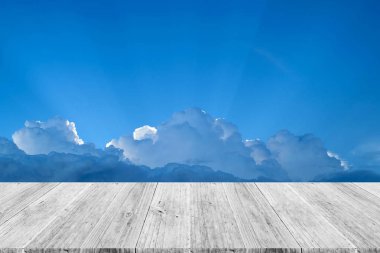 Mavi gökyüzü bulut ile ahşap Teras