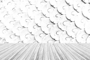 Doku, beyaz renk ahşap teras ile sürecinde taş duvar