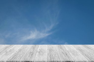 Mavi gökyüzü bulut ile ahşap Teras