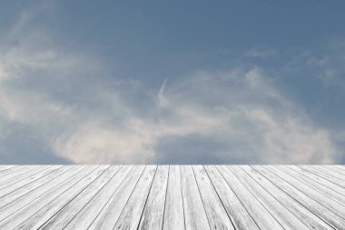 Mavi gökyüzü bulut ile ahşap Teras