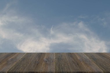 Mavi gökyüzü bulut ile ahşap Teras