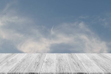 Mavi gökyüzü bulut ile ahşap Teras