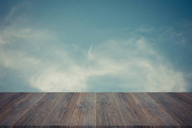 Mavi gökyüzü bulut ile ahşap Teras, vintage tarzı sürecinde