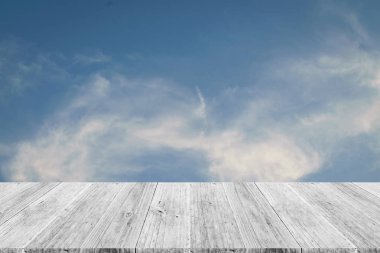 Mavi gökyüzü bulut ile ahşap Teras