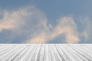 Mavi gökyüzü bulut ile ahşap Teras