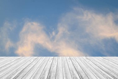 Mavi gökyüzü bulut ile ahşap Teras