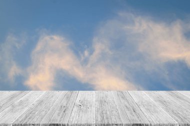 Mavi gökyüzü bulut ile ahşap Teras