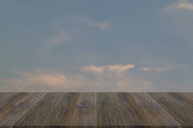 Kızıl gökyüzü bulut ile Ahşap Teras