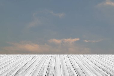 Kızıl gökyüzü bulut ile Ahşap Teras