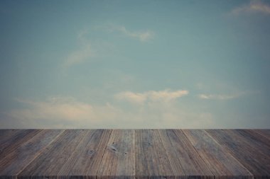 Kızıl gökyüzü bulut ile Ahşap Teras, vintage tarzı sürecinde