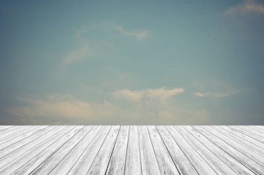 Kızıl gökyüzü bulut ile Ahşap Teras, vintage tarzı sürecinde