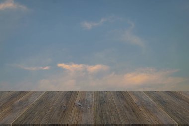 Kızıl gökyüzü bulut ile Ahşap Teras