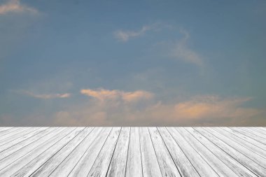 Kızıl gökyüzü bulut ile Ahşap Teras