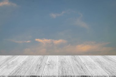 Kızıl gökyüzü bulut ile Ahşap Teras