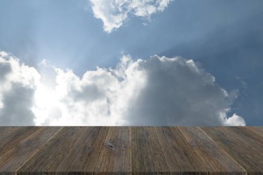 Mavi gökyüzü bulut ile ahşap Teras