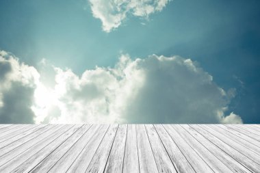 Mavi gökyüzü bulut ile ahşap Teras, vintage tarzı sürecinde