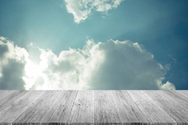 Mavi gökyüzü bulut ile ahşap Teras, vintage tarzı sürecinde