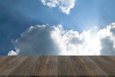 Mavi gökyüzü bulut ile ahşap Teras