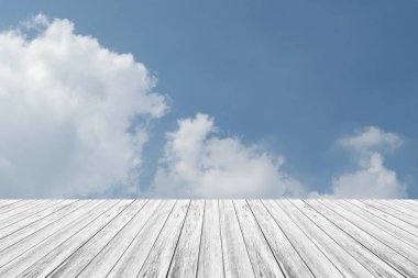 Mavi gökyüzü bulut ile ahşap Teras