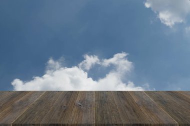 Mavi gökyüzü bulut ile ahşap Teras