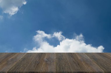 Mavi gökyüzü bulut ile ahşap Teras