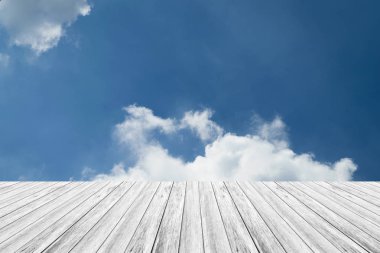 Mavi gökyüzü bulut ile ahşap Teras
