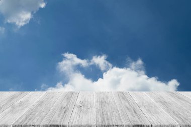 Mavi gökyüzü bulut ile ahşap Teras