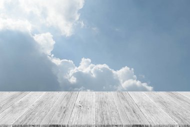 Mavi gökyüzü bulut ile ahşap Teras