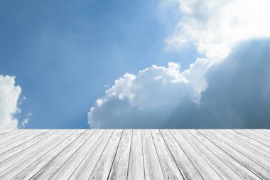 Mavi gökyüzü bulut ile ahşap Teras