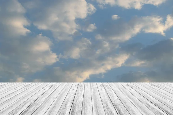 Mavi gökyüzü bulut ile ahşap Teras