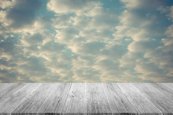 Kızıl gökyüzü bulut ile Ahşap Teras, vintage tarzı sürecinde