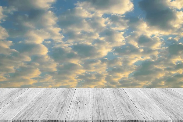 Kızıl gökyüzü bulut ile Ahşap Teras