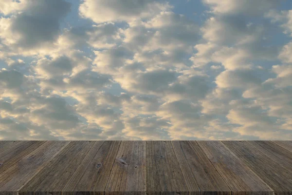 Kızıl gökyüzü bulut ile Ahşap Teras