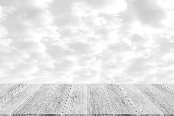 天上的云带木的露台，白色的风格的过程 — 图库照片